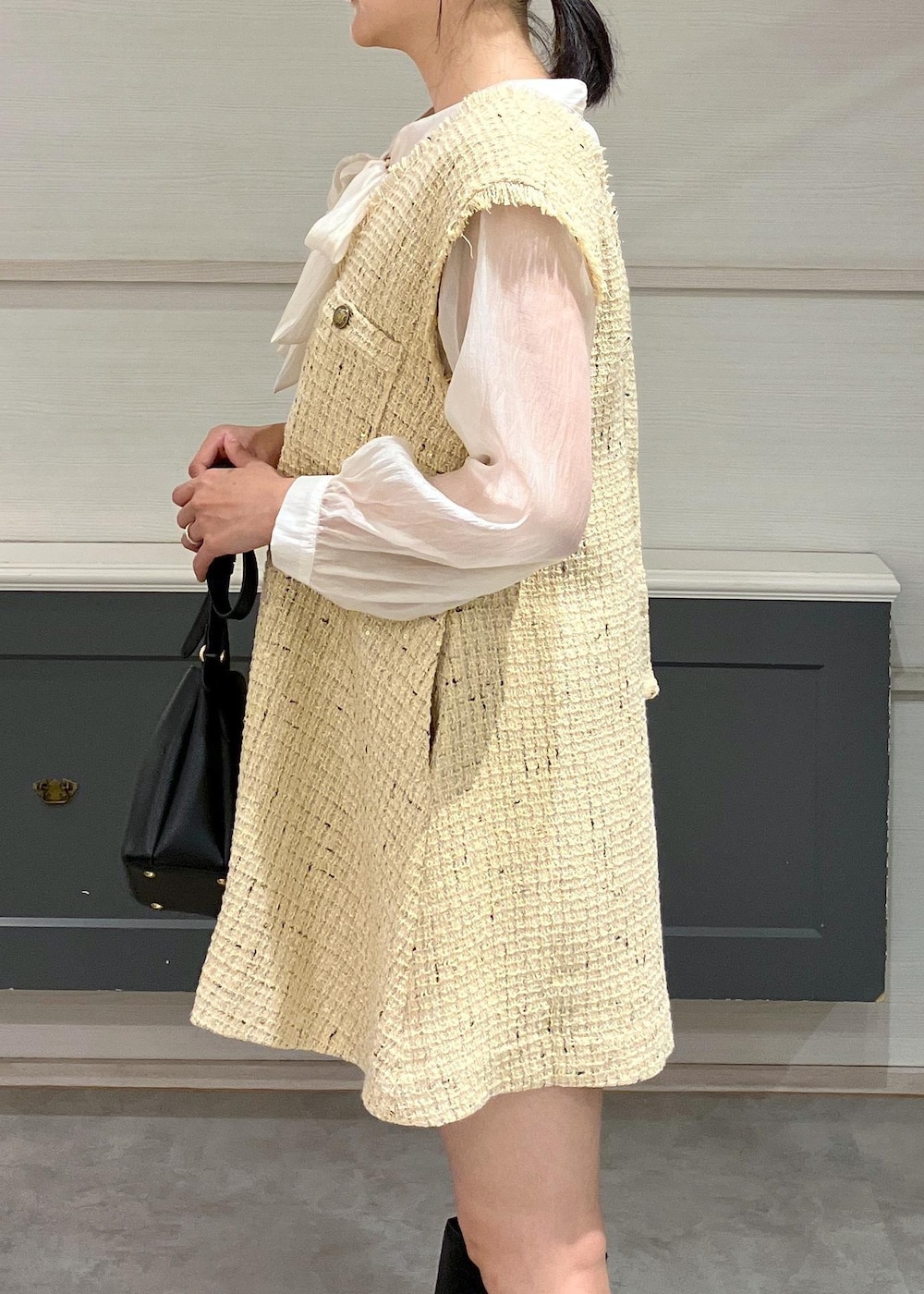 「ハートカット、ハートカットバッグ、リボンブラウス、ブラウス、ブラック、ハンドバッグ、ミニ、リボン、ボウタイ、フレア、Aライン、ツイード、膝上丈、ミニ丈、ポインテッドトゥ」｜「VISの【選べる着丈】カップ付きロゴ刺繍Wストラップキャミソール【洗える】（キャミソール、ホワイト系）」を使った、mikusonvisさん（レディース・168cm）の秋コーディネートの6枚目の写真