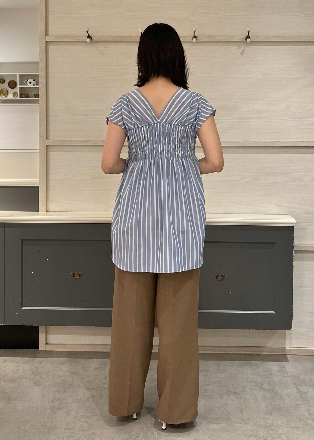 「ワイドパンツ、デザイントップス、羽織、ウォッシャブル、アンサンブル、きれいめカジュアル、プチプラ、ホワイト、ブルー、ブラウス、フレンチスリーブ、ブラウン、十分丈、初夏コーデ、夏コーデ」｜「Juzeのストラップヒールサンダル（サンダル、ホワイト系）」を使った、mikusonvisさん（レディース・168cm）の夏コーディネートの4枚目の写真