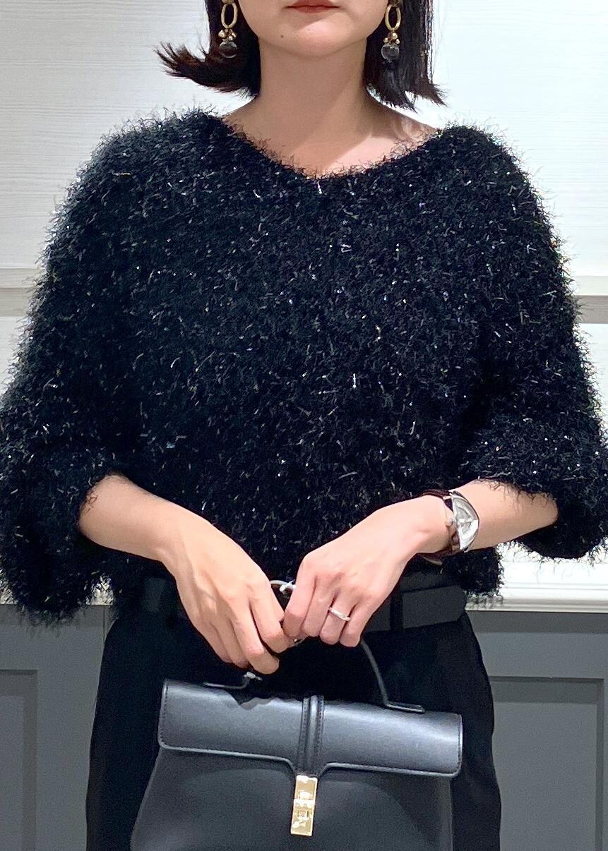 シルバー系のパンプス、ブラック系のショルダーバッグ、ブラック系のスラックスを着用したレディースの冬コーディネートの5枚目の写真