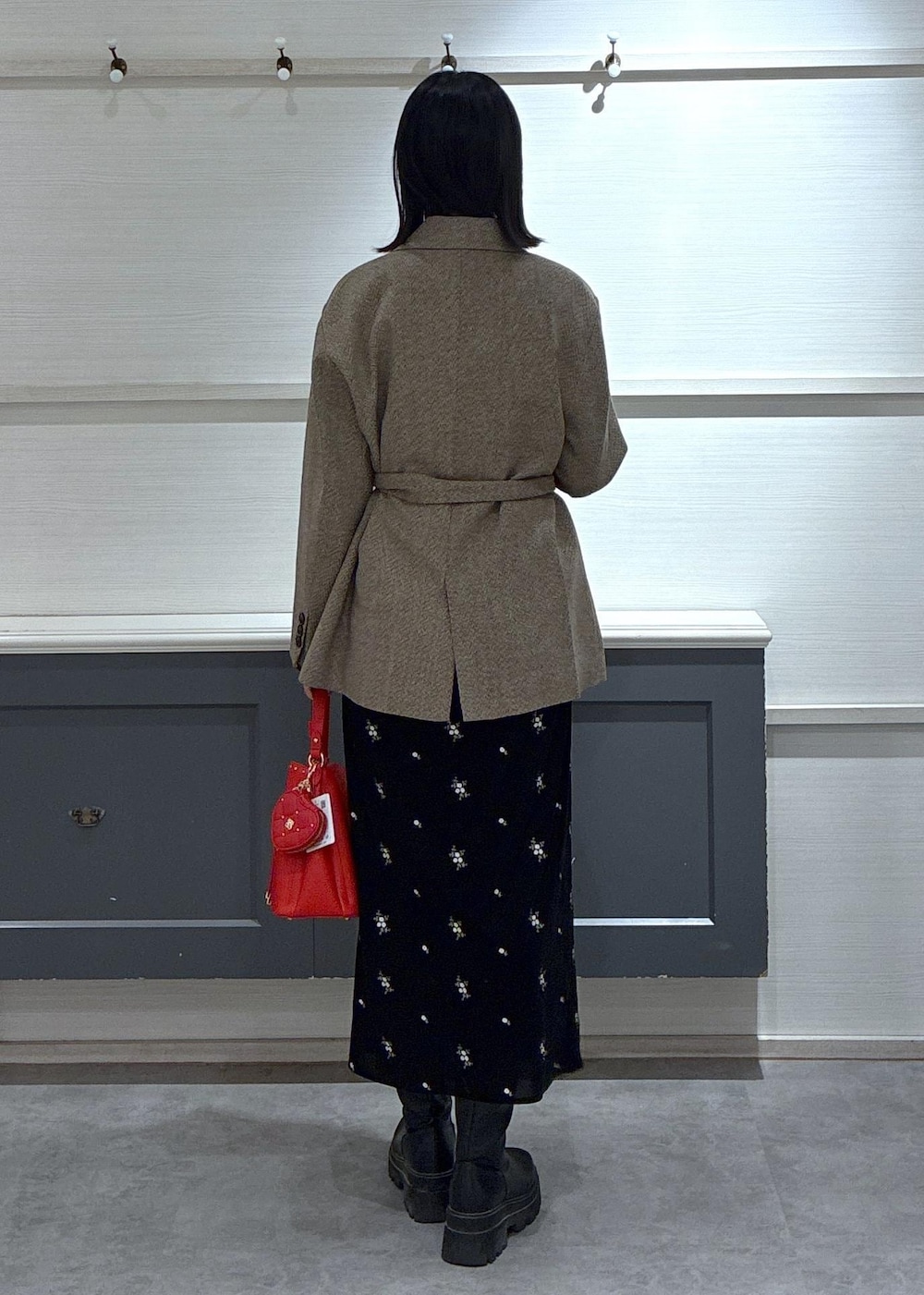 ブラック系のワンピース、ブラック系のTシャツ/カットソー、ベージュ系のテーラードジャケットを着用したレディースの秋コーディネートの5枚目の写真