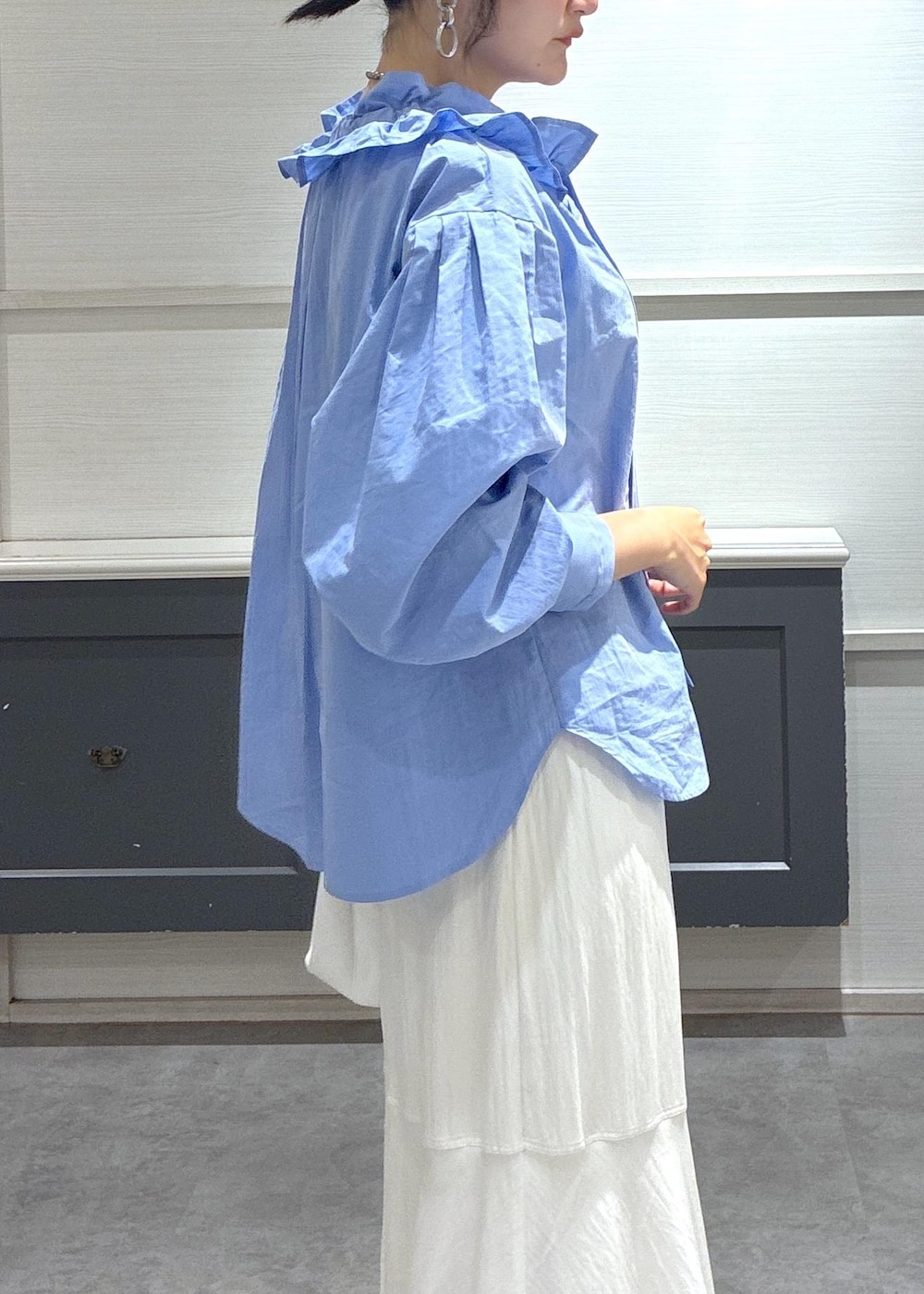 ホワイト系のショルダーバッグ、ベージュ系のパンプス、ホワイト系のキャミソールを着用したレディースの春コーディネートの8枚目の写真