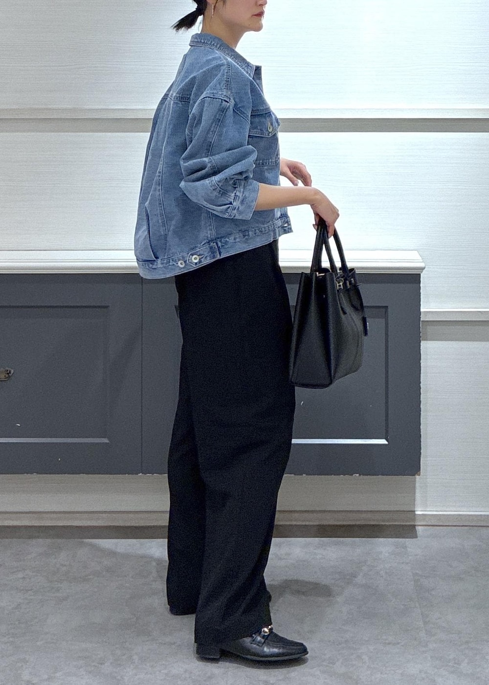 ブラック系のローファー、ホワイト系のキャミソール、ブルー系のデニムジャケットを着用したレディースの春コーディネートの4枚目の写真