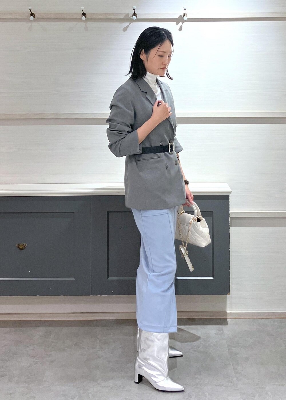 「ジャケット、羽織り、春コーデ、冬コーデ、セレモニーコーデ、お出かけコーデ、大人カジュアル、スカートスタイル、きれいめコーデ、VIS、ストレート、イエベ秋、混合、高身長、トップス」｜「VISのCASUAL ミックスメッキチェーンネックレス（ネックレス、シルバー系）」を使った、mikusonvisさん（レディース・168cm）の冬コーディネートの3枚目の写真