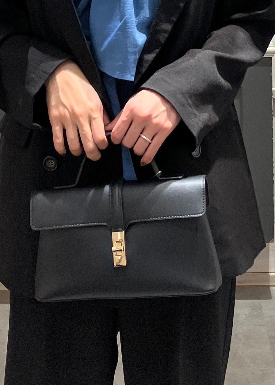 「ハンドバッグ、BVX44050、vis_highreviews、こだわり、ポケット付き、使い勝手がいい、弁当箱、日傘、初春コーデ、春コーデ、お仕事コーデ、セレモニーコーデ、デートコーデ、お出かけコーデ、女子会コーデ」｜「VISの【2WAY】ひねり金具ワンハンドルミニショルダーバッグ（ショルダーバッグ、ブラック系）」を使った、mikusonvisさん（レディース・168cm）の春コーディネートの10枚目の写真