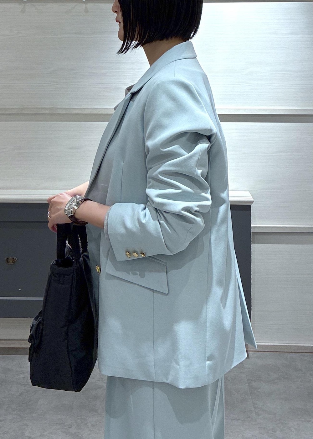 グリーン系のその他パンツ、グリーン系のテーラードジャケット、ブラック系のローファーを着用したレディースの冬コーディネートの8枚目の写真