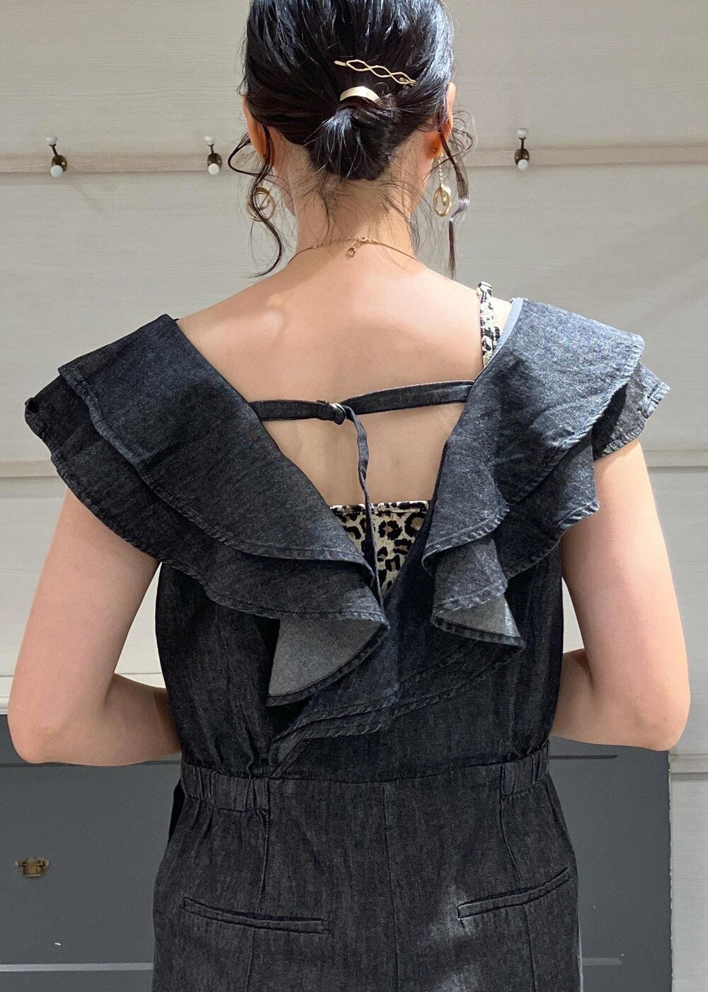 「ファー、ファーサンダル、デニム、ブラック、パンツ、ワイド、オールインワン、サロペット、サンダル、夏コーデ、初秋コーデ、秋コーデ、デートコーデ、お出かけコーデ、大人カジュアル」｜「VISのメタルパイプビーントップネックレス（ネックレス、ゴールド系）」を使った、mikusonvisさん（レディース・168cm）の夏コーディネートの5枚目の写真