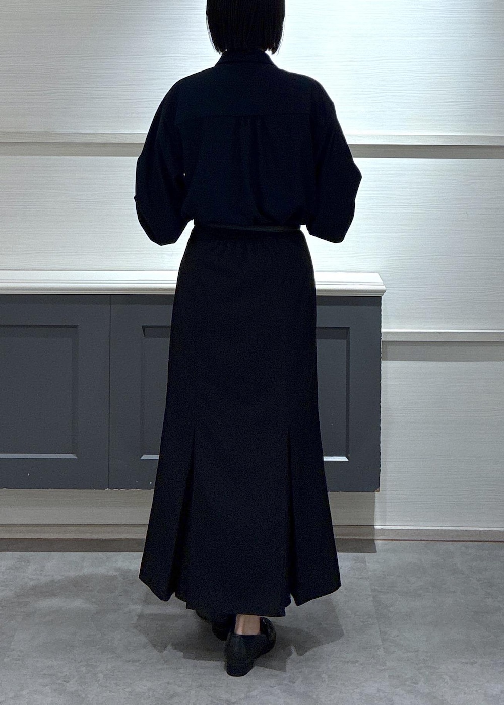 ブルー系のシャツ/ブラウス、ブラック系のローファー、ベージュ系のショルダーバッグを着用したレディースの冬コーディネートの3枚目の写真