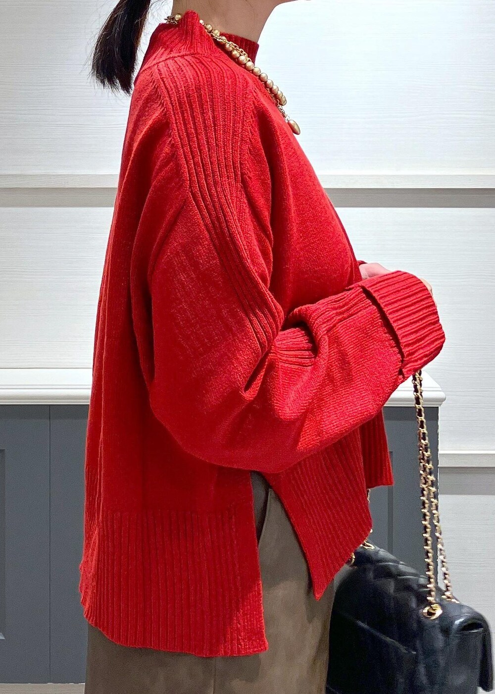 ホワイト系のキャミソール、ブラック系のブーツ、ブラック系のスカートを着用したレディースの秋コーディネートの7枚目の写真