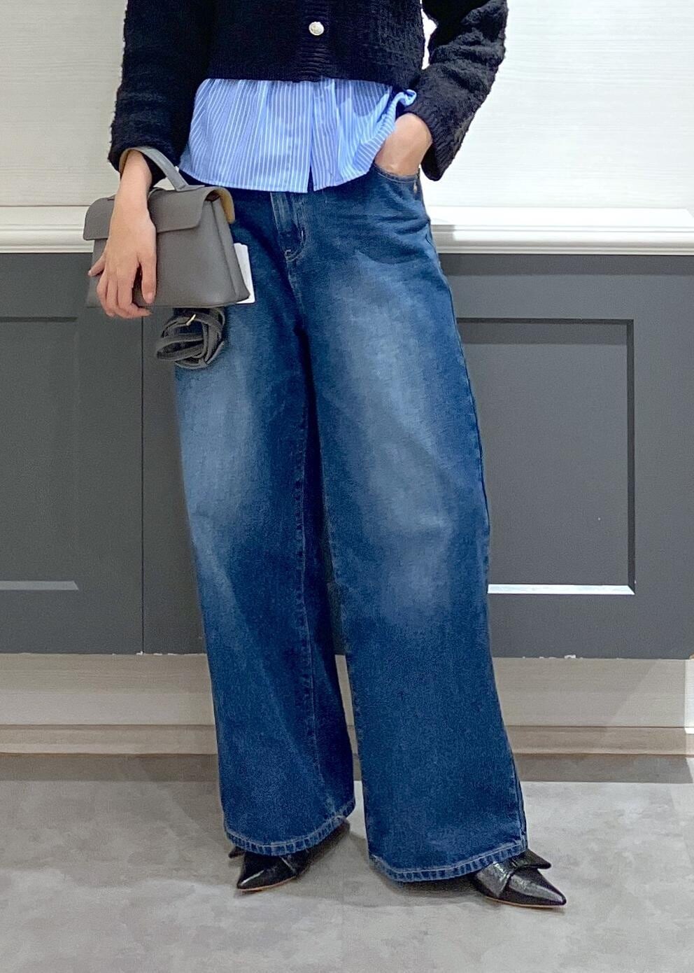 ブラック系のパンプス、グレー系のショルダーバッグ、ブルー系のシャツ/ブラウスを着用したレディースの秋コーディネートの9枚目の写真