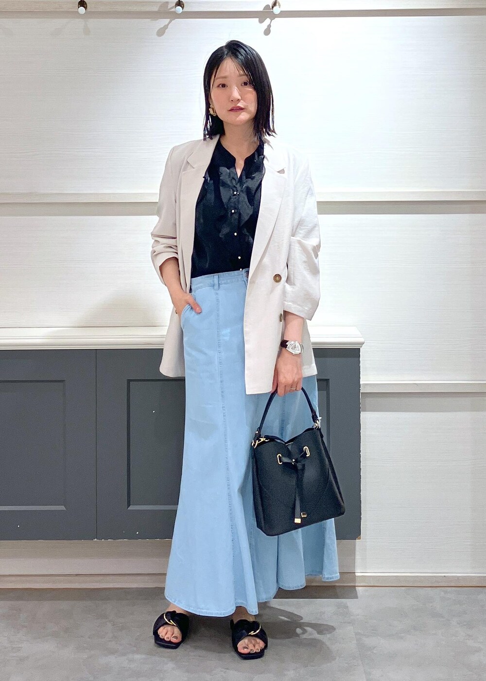 「羽織、初夏コーデ、夏コーデ、VIS、ストレート、イエベ秋、混合、高身長、トップス、シャツ/ブラウス、ジャケット/アウター、テーラードジャケット、スカート、デニムスカート、バッグ」｜「VISの【新色追加】【美easy】リネンライクリラックスジャケット【接触冷感/洗える】【セットアップ対応】（テーラードジャケット、ホワイト系）」を使った、mikusonvisさん（レディース・168cm）の春コーディネートの7枚目の写真