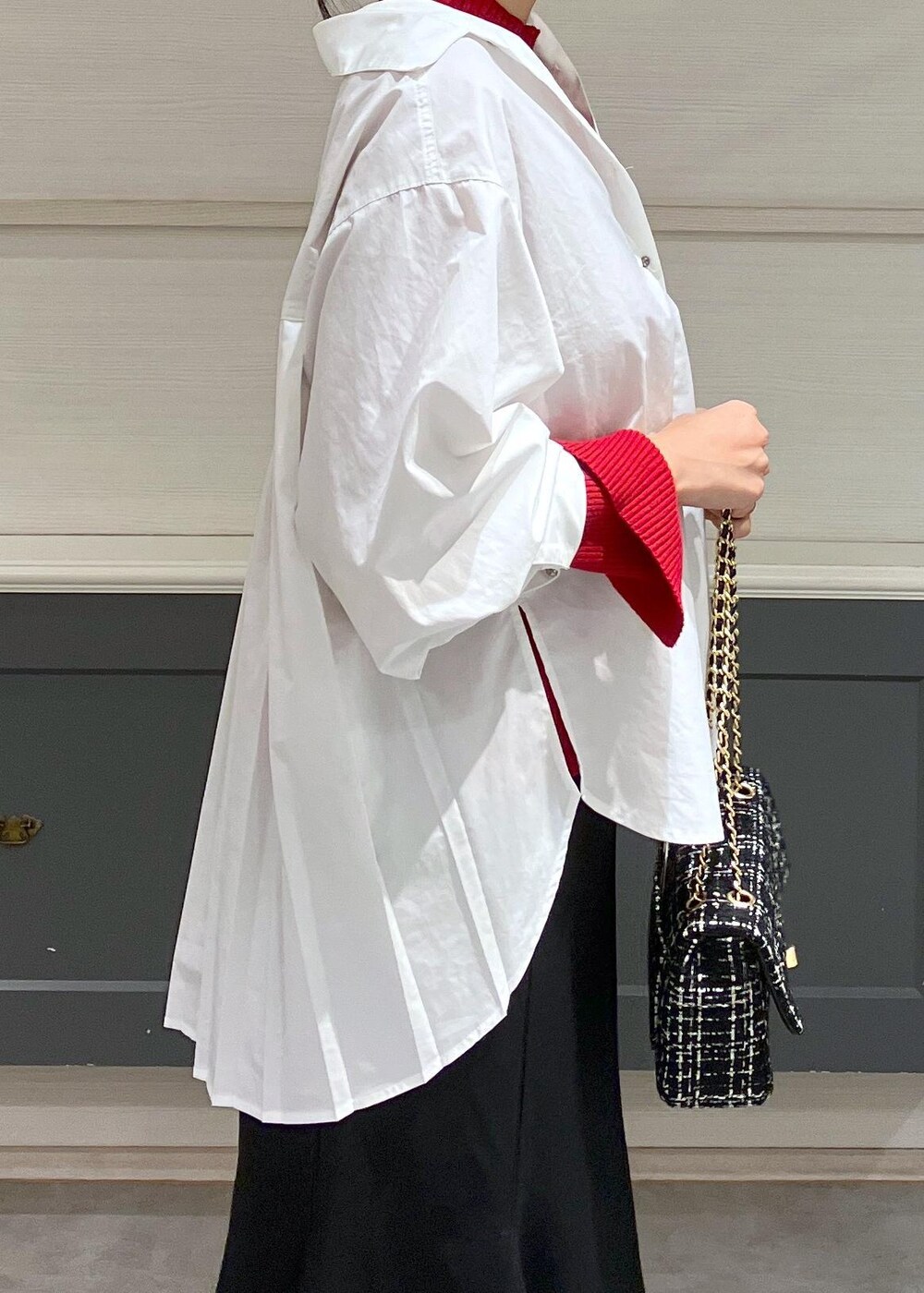 ブラック系のパンプス、ホワイト系のシャツ/ブラウス、ブラック系のショルダーバッグを着用したレディースの秋コーディネートの6枚目の写真