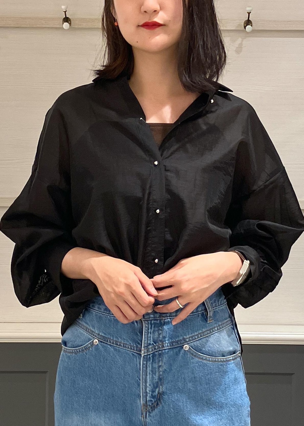 ブラック系のパンプス、ブラック系のシャツ/ブラウス、ブラウン系のTシャツ/カットソーを着用したレディースの夏コーディネートの4枚目の写真