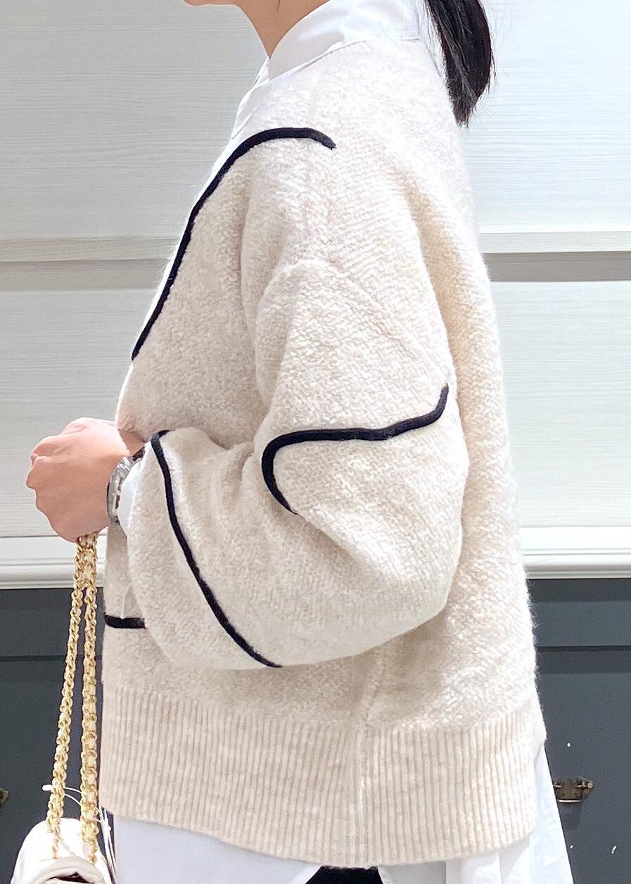 ブラック系のパンプス、ブラック系のスカート、ホワイト系のシャツ/ブラウスを着用したレディースの秋コーディネートの6枚目の写真