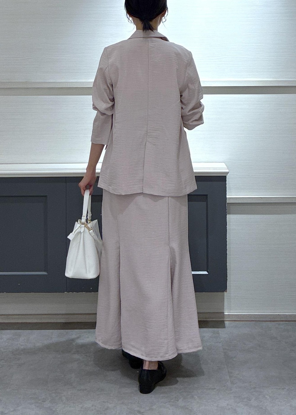 ホワイト系のショルダーバッグ、ブラック系のローファー、ホワイト系のキャミソールを着用したレディースの春コーディネートの9枚目の写真