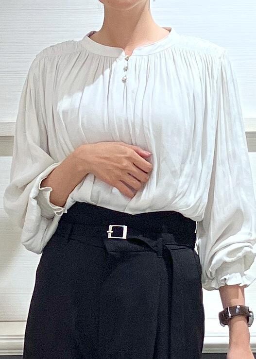 ブラック系のパンプス、ブラック系のショルダーバッグ、ブラック系のスラックスを着用したレディースの夏コーディネートの5枚目の写真