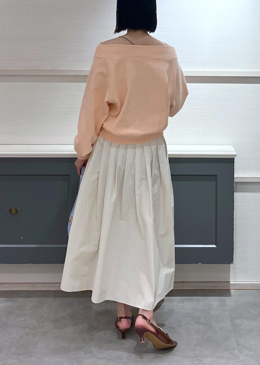 「初春コーデ、春コーデ、デートコーデ、お出かけコーデ、女子会コーデ、大人カジュアル、スカートスタイル、体型カバー、シンプルコーデ、VIS、ストレート、イエベ秋、混合、高身長、トップス」｜「VISの【洗える】カップ付きアシンメトリーキャミソール（キャミソール、ベージュ系）」を使った、mikusonvisさん（レディース・168cm）の春コーディネートの3枚目の写真