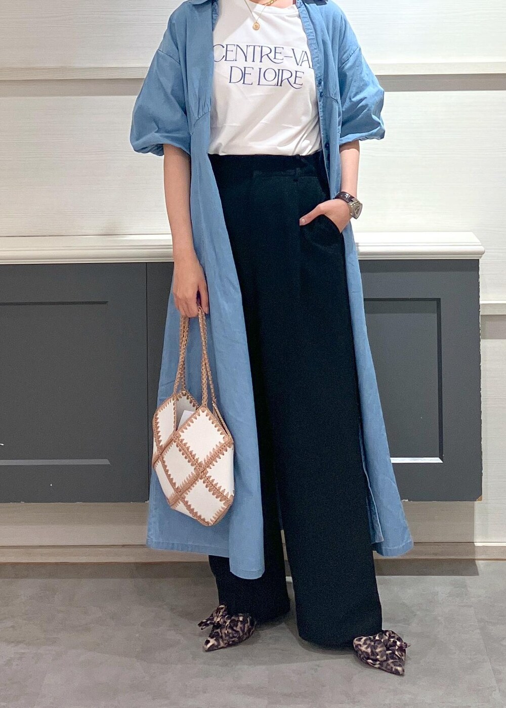 「ロゴ、ロゴTシャツ、VIS_TIMESALE、春のお仕事服_pickup、初夏コーデ、夏コーデ、お出かけコーデ、女子会コーデ、大人カジュアル、パンツスタイル、体型カバー、カジュアルコーデ、シンプルコーデ、VIS、ストレート」｜「Juzeのサテンリボンミュール（サンダル、その他）」を使った、mikusonvisさん（レディース・168cm）の春コーディネートの9枚目の写真
