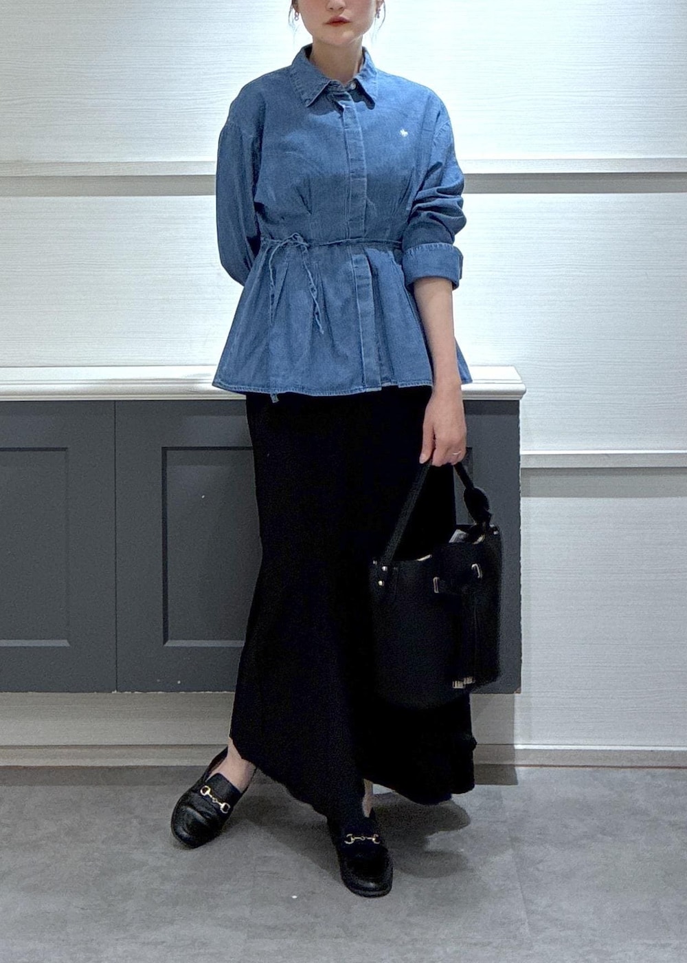 ブラック系のショルダーバッグ、ブラック系のローファー、ブラック系のキャミソールを着用したレディースの春コーディネートの2枚目の写真