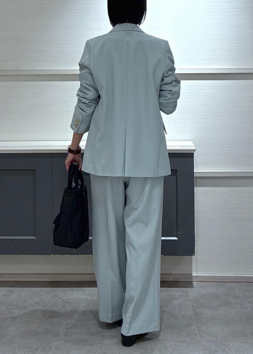 グリーン系のその他パンツ、グリーン系のテーラードジャケット、ブラック系のローファーを着用したレディースの冬コーディネートの4枚目の写真