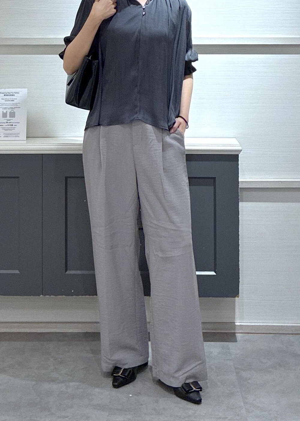 ブラック系のパンプス、ホワイト系のキャミソール、グレー系のその他パンツを着用したレディースの春コーディネートの9枚目の写真