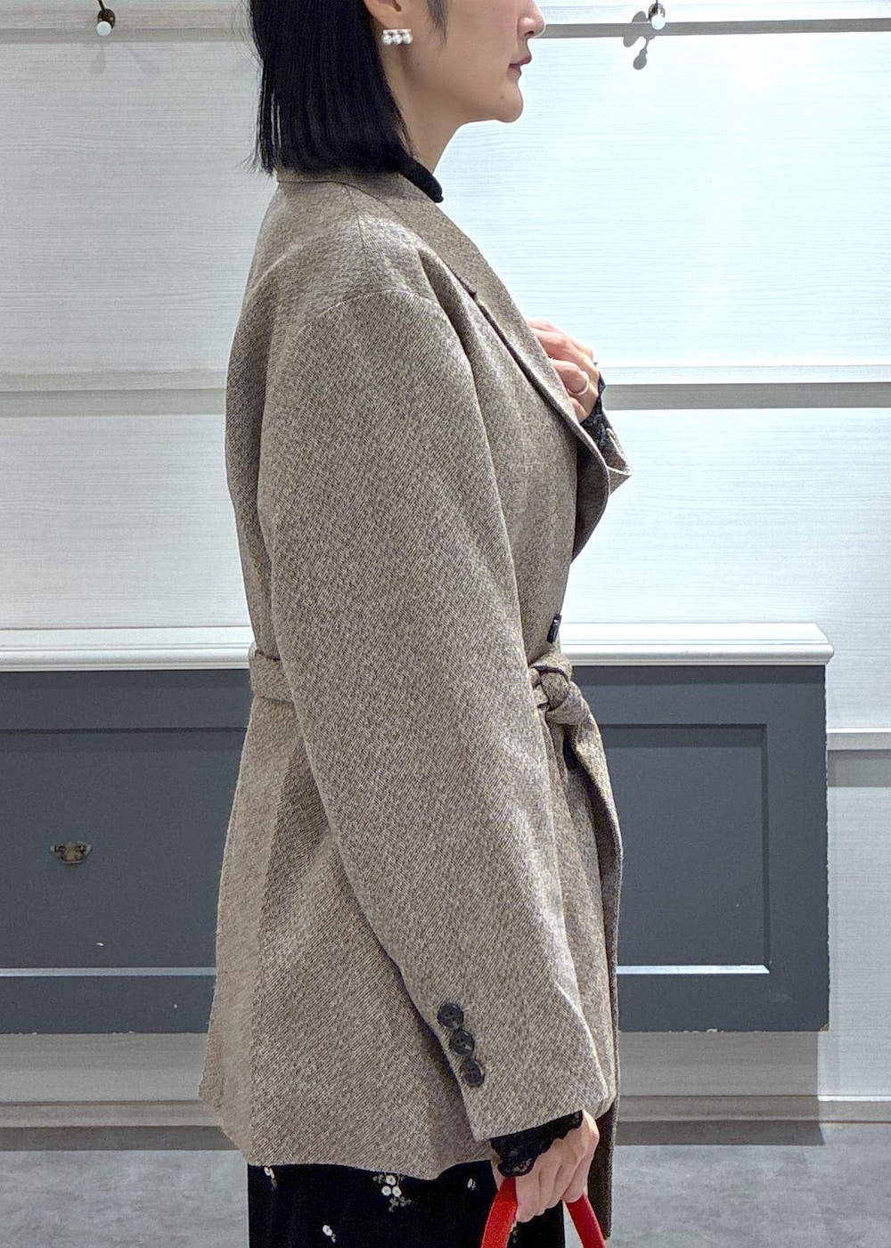 ブラック系のワンピース、ブラック系のTシャツ/カットソー、ベージュ系のテーラードジャケットを着用したレディースの秋コーディネートの8枚目の写真