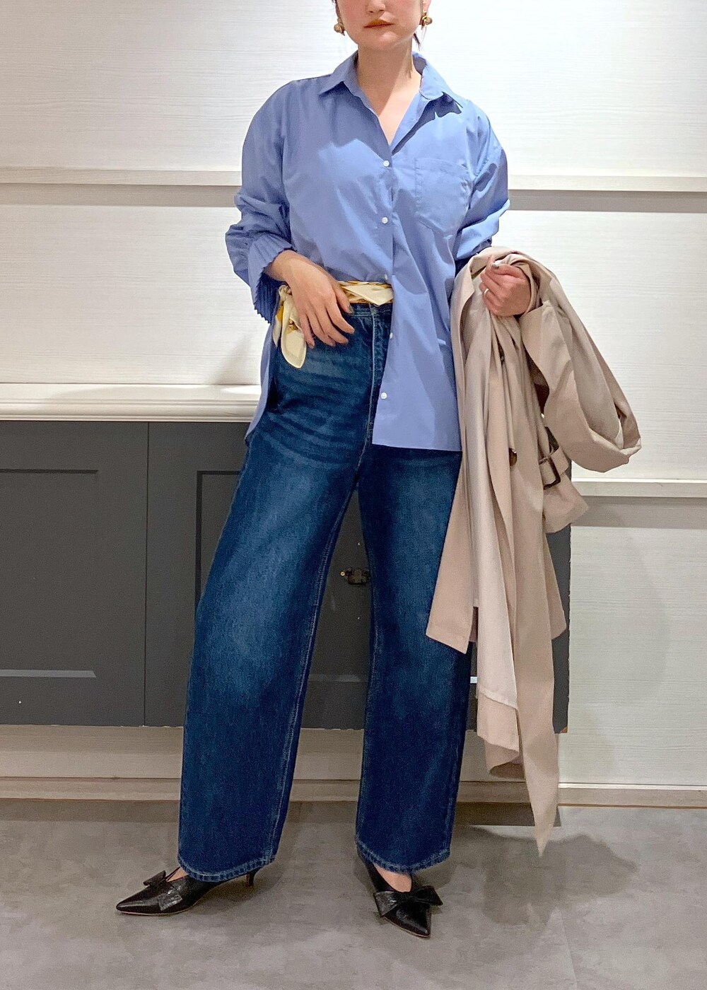「羽織、初春コーデ、春コーデ、VIS、ストレート、イエベ秋、混合、高身長、トップス、シャツ/ブラウス、ジャケット/アウター、トレンチコート、パンツ、デニムパンツ、バッグ」｜「Juzeの【ご好評につき追加生産】ビッグリボンパンプス（パンプス、ブラック系）」を使った、mikusonvisさん（レディース・168cm）の春コーディネートの10枚目の写真