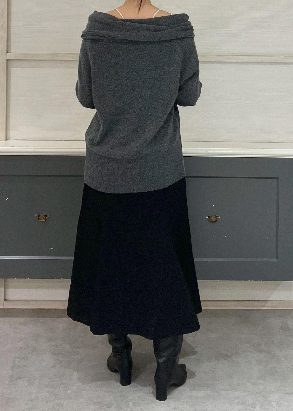 ホワイト系のキャミソール、ブラック系のブーツ、ブラック系のショルダーバッグを着用したレディースの秋コーディネートの3枚目の写真