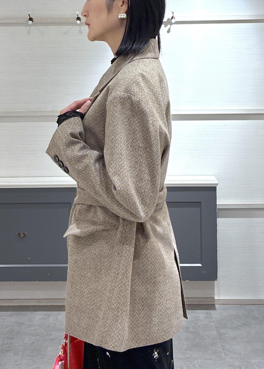 ブラック系のワンピース、ブラック系のTシャツ/カットソー、ベージュ系のテーラードジャケットを着用したレディースの秋コーディネートの9枚目の写真