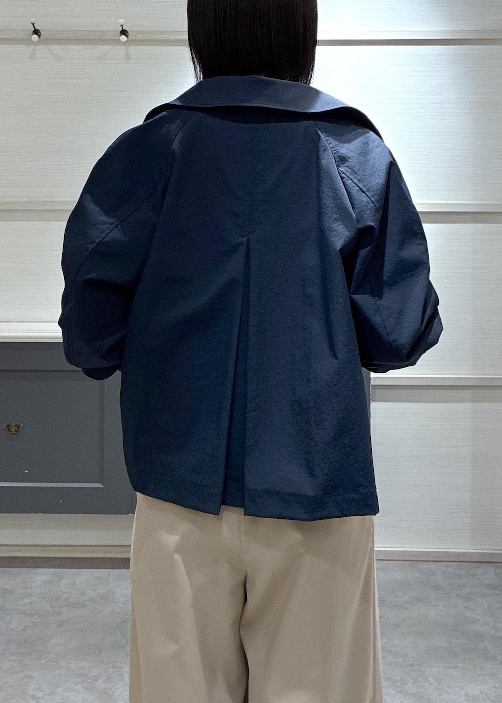 イエロー系のショルダーバッグ、ブラック系のパンプス、ブルー系のトレンチコートを着用したレディースの春コーディネートの8枚目の写真