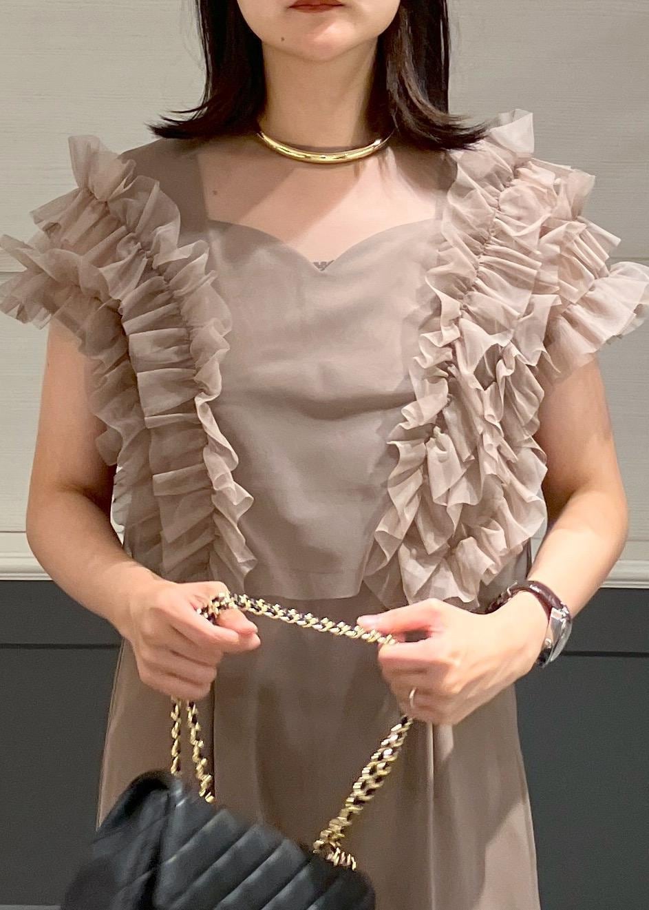 「ブラック、ゴールド、チェーン、チェーンバッグ、ブラウン、ノースリーブ、レース、フリル、パンツ、ワイド、十分丈、オールインワン、サロペット、パンプス、ポインテッドトゥ」｜「VISの【洗える】プチリボン付きパターンメッシュキャミソール（キャミソール、その他）」を使った、mikusonvisさん（レディース・168cm）の秋コーディネートの5枚目の写真