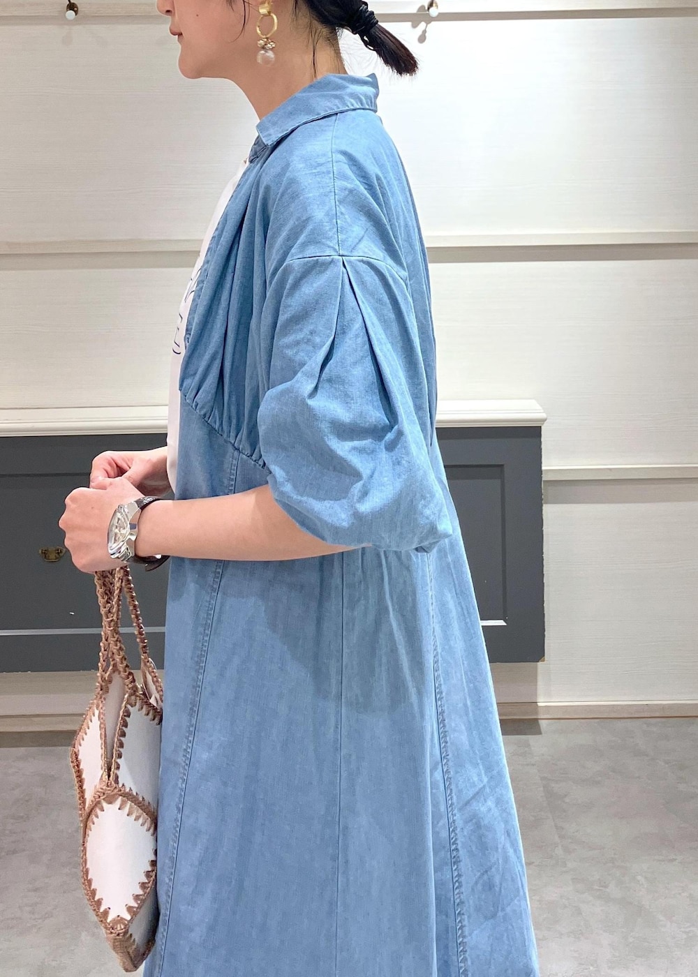 「ロゴ、ロゴTシャツ、VIS_TIMESALE、春のお仕事服_pickup、初夏コーデ、夏コーデ、お出かけコーデ、女子会コーデ、大人カジュアル、パンツスタイル、体型カバー、カジュアルコーデ、シンプルコーデ、VIS、ストレート」｜「Juzeのサテンリボンミュール（サンダル、その他）」を使った、mikusonvisさん（レディース・168cm）の春コーディネートの7枚目の写真