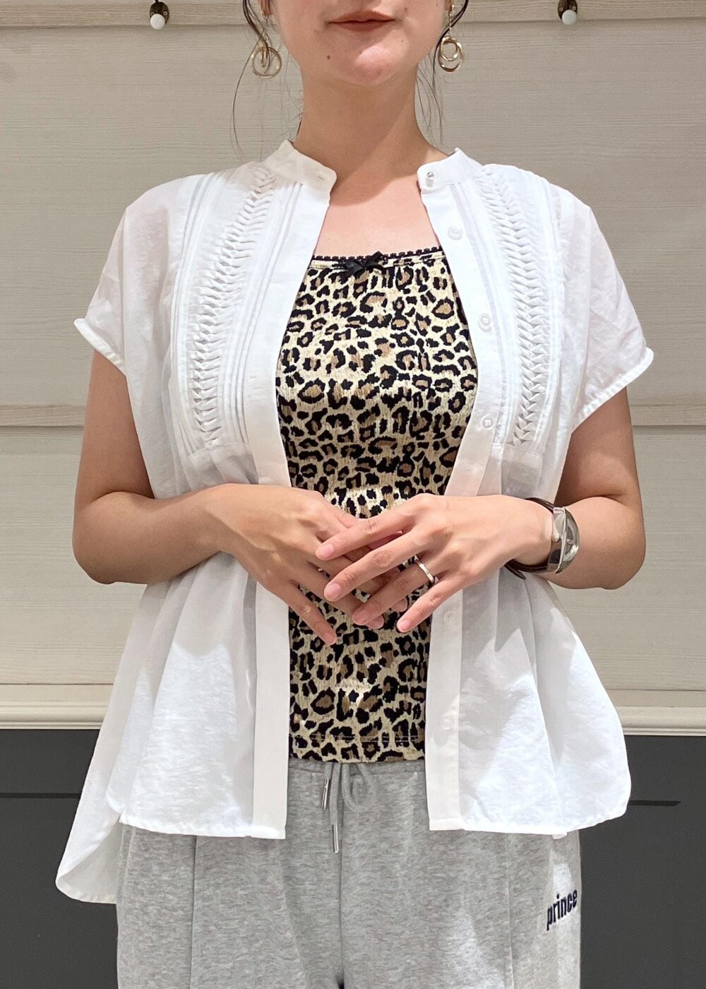 ホワイト系のシャツ/ブラウス、その他のキャミソール、グリーン系のショルダーバッグを着用したレディースの夏コーディネートの4枚目の写真