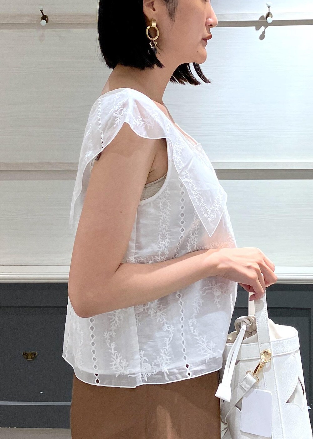 ブラック系のサンダル、ブラウン系のワンピース、ホワイト系のシャツ/ブラウスを着用したレディースの夏コーディネートの8枚目の写真