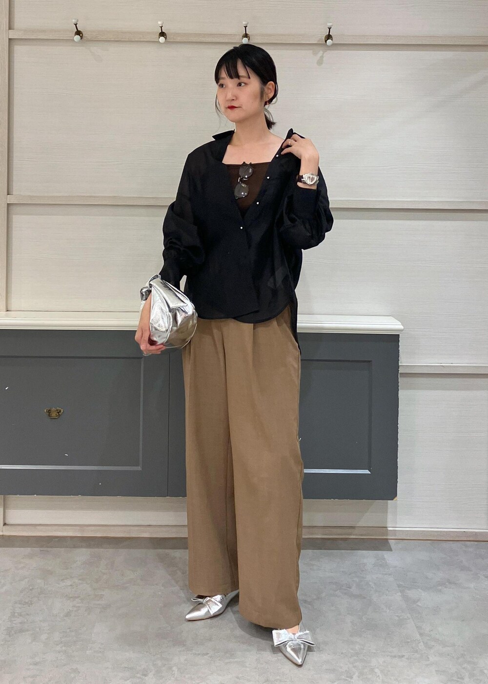 「アンサンブル、シアー、シアーシャツ、ブラウス、アイウェア、サングラス、美easy、ウォッシャブル、ワイドパンツ、リボンパンプス、リボン、シルバー、30代、大人カジュアル、デザイントップス」｜「Juzeの【ご好評につき追加生産】ビッグリボンパンプス（パンプス、シルバー系）」を使った、mikusonvisさん（レディース・168cm）の夏コーディネートの9枚目の写真