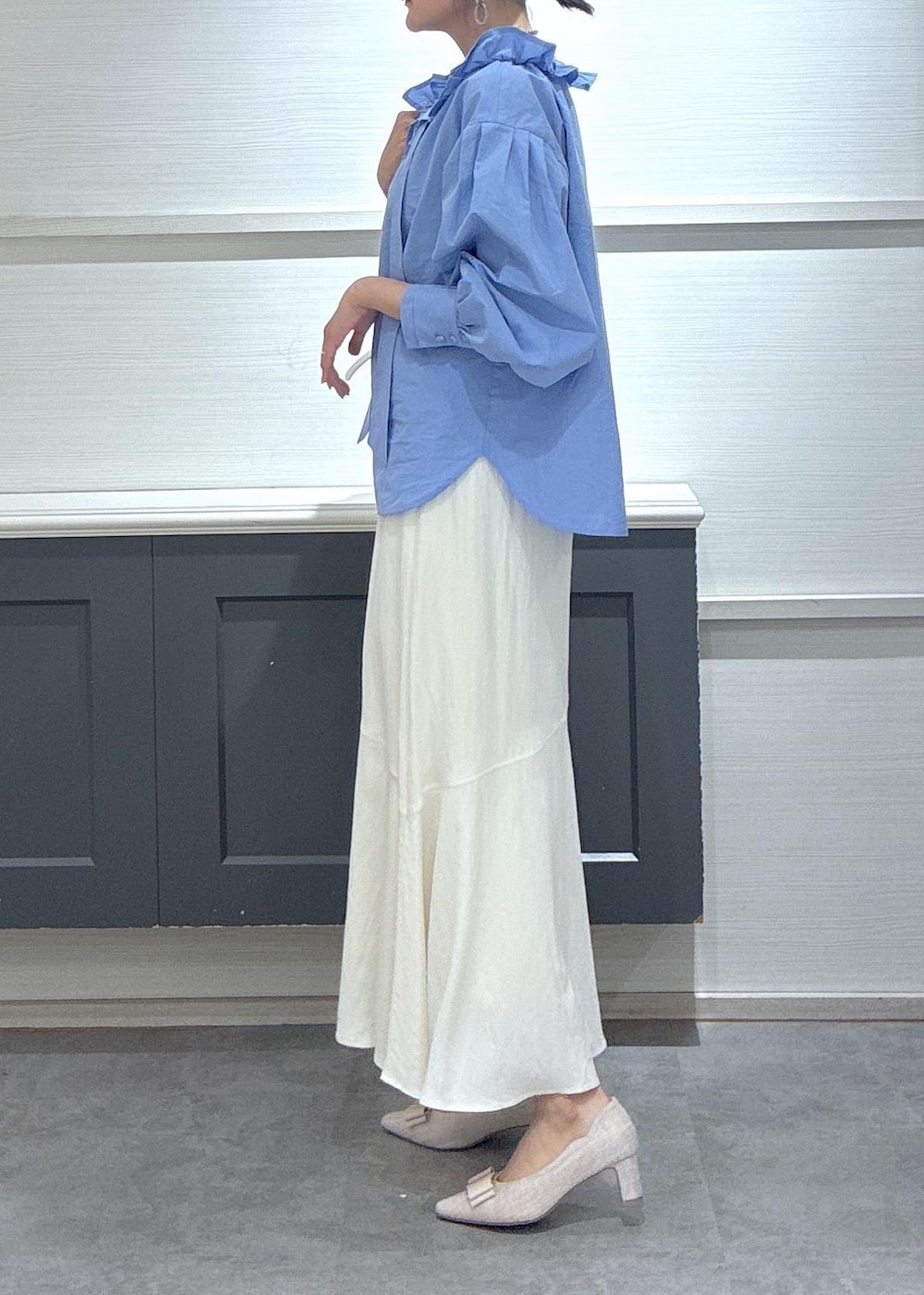 ホワイト系のショルダーバッグ、ベージュ系のパンプス、ホワイト系のキャミソールを着用したレディースの春コーディネートの4枚目の写真