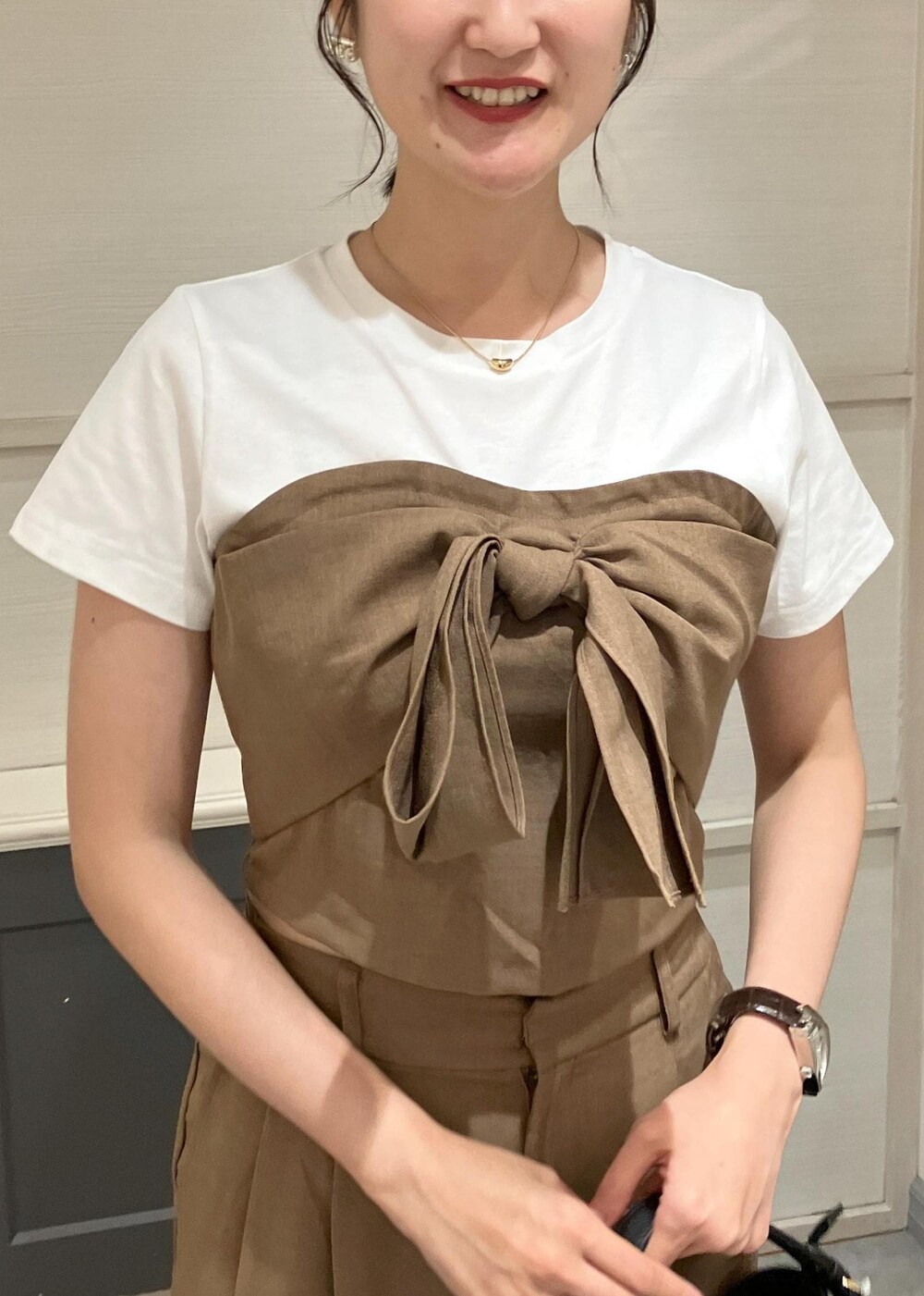 ブラック系のサンダル、ブラック系のキャミソール、ブラウン系のTシャツ/カットソーを着用したレディースの夏コーディネートの4枚目の写真