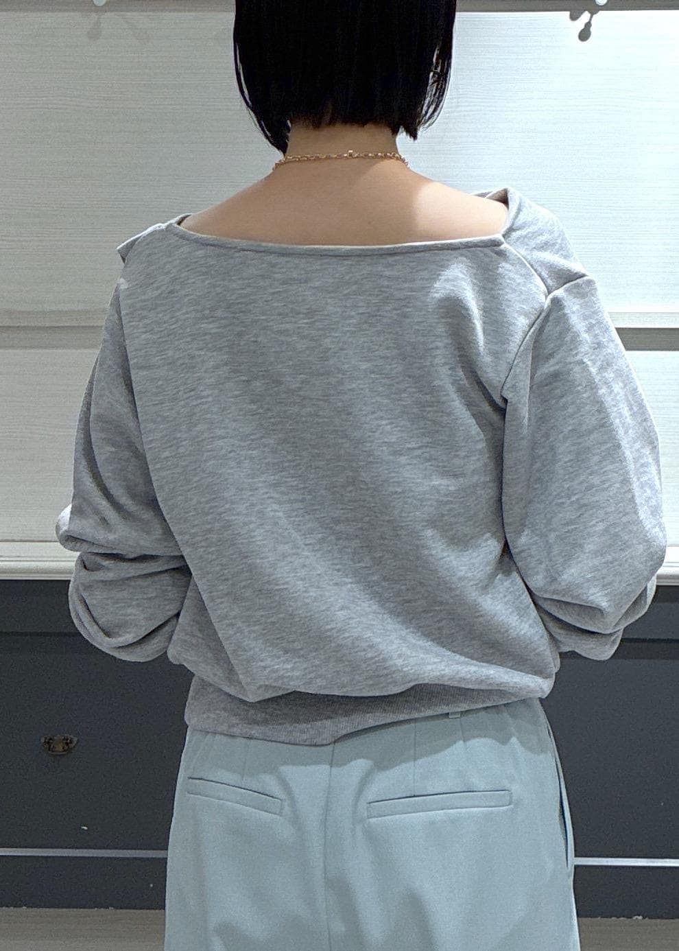 ホワイト系のパンプス、グリーン系のその他パンツ、イエロー系のショルダーバッグを着用したレディースの冬コーディネートの6枚目の写真