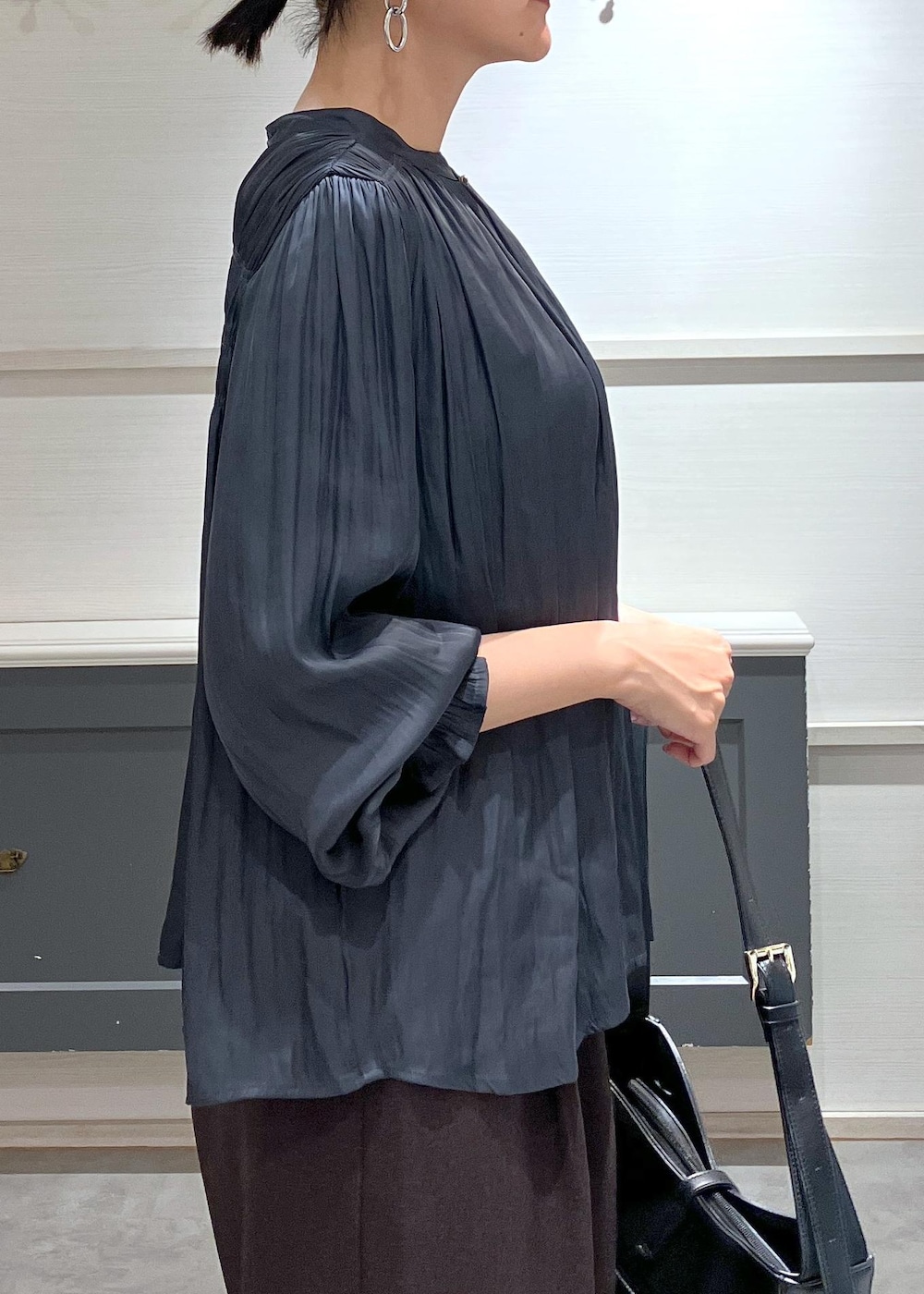 「初秋コーデ、秋コーデ、お仕事コーデ、授業参観日コーデ、デートコーデ、お出かけコーデ、女子会コーデ、大人カジュアル、ワントーンコーデ、きれいめコーデ、VIS、ストレート、イエベ秋、混合、高身長」｜「VISの【A4収納】ホーボーバッグ（トートバッグ、ブラック系）」を使った、mikusonvisさん（レディース・168cm）の秋コーディネートの7枚目の写真