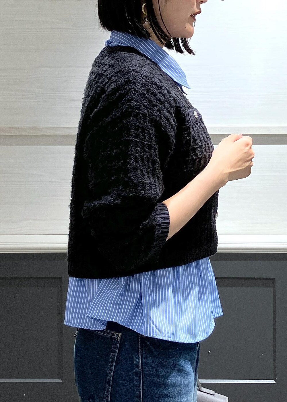 ブラック系のパンプス、グレー系のショルダーバッグ、ブルー系のシャツ/ブラウスを着用したレディースの秋コーディネートの7枚目の写真