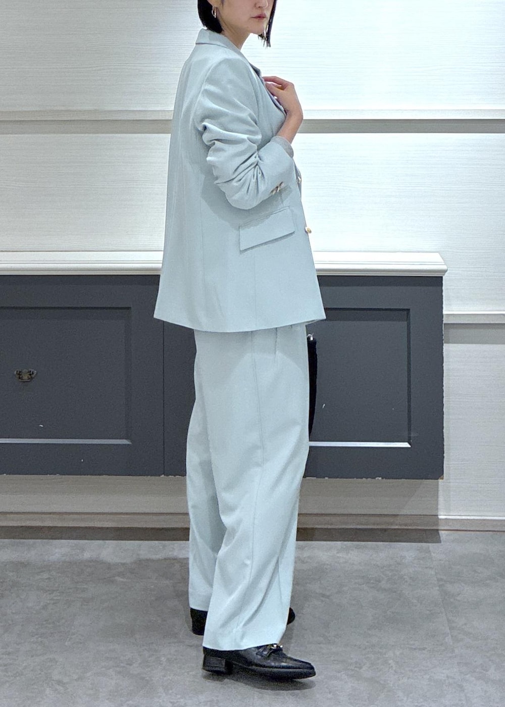 グリーン系のその他パンツ、グリーン系のテーラードジャケット、ブラック系のローファーを着用したレディースの冬コーディネートの2枚目の写真