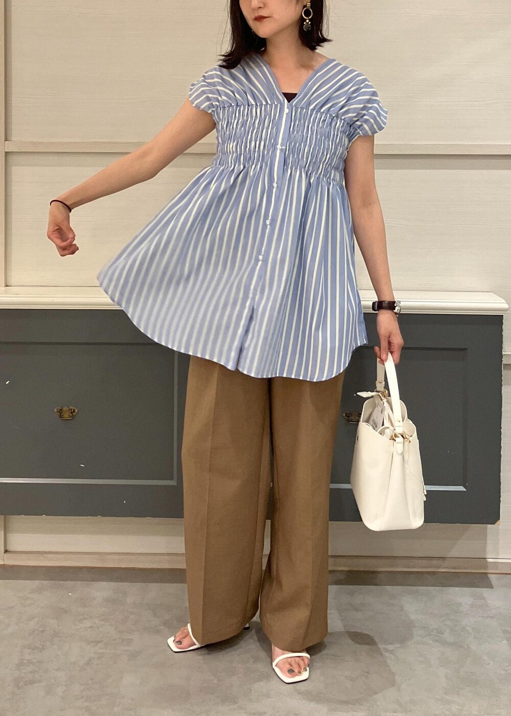 「ワイドパンツ、デザイントップス、羽織、ウォッシャブル、アンサンブル、きれいめカジュアル、プチプラ、ホワイト、ブルー、ブラウス、フレンチスリーブ、ブラウン、十分丈、初夏コーデ、夏コーデ」｜「Juzeのストラップヒールサンダル（サンダル、ホワイト系）」を使った、mikusonvisさん（レディース・168cm）の夏コーディネートの2枚目の写真