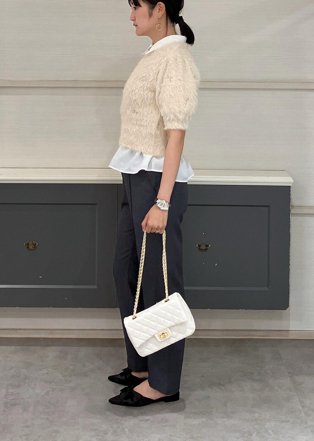 ブラック系のサンダル、ホワイト系のシャツ/ブラウス、ホワイト系のニット/セーターを着用したレディースの秋コーディネートの3枚目の写真