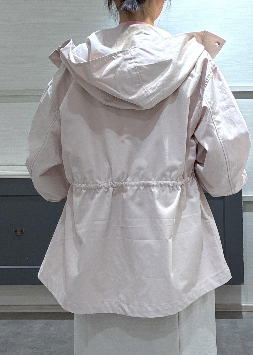 ホワイト系のショルダーバッグ、ホワイト系のパンプス、ホワイト系のスカートを着用したレディースの春コーディネートの7枚目の写真