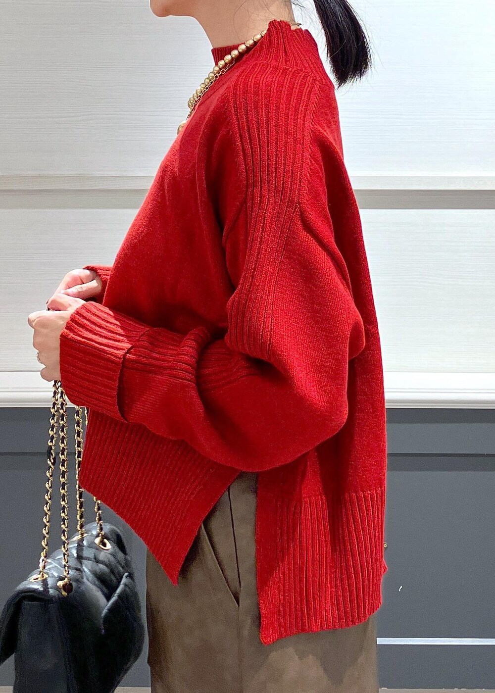 ホワイト系のキャミソール、ブラック系のブーツ、ブラック系のスカートを着用したレディースの秋コーディネートの6枚目の写真