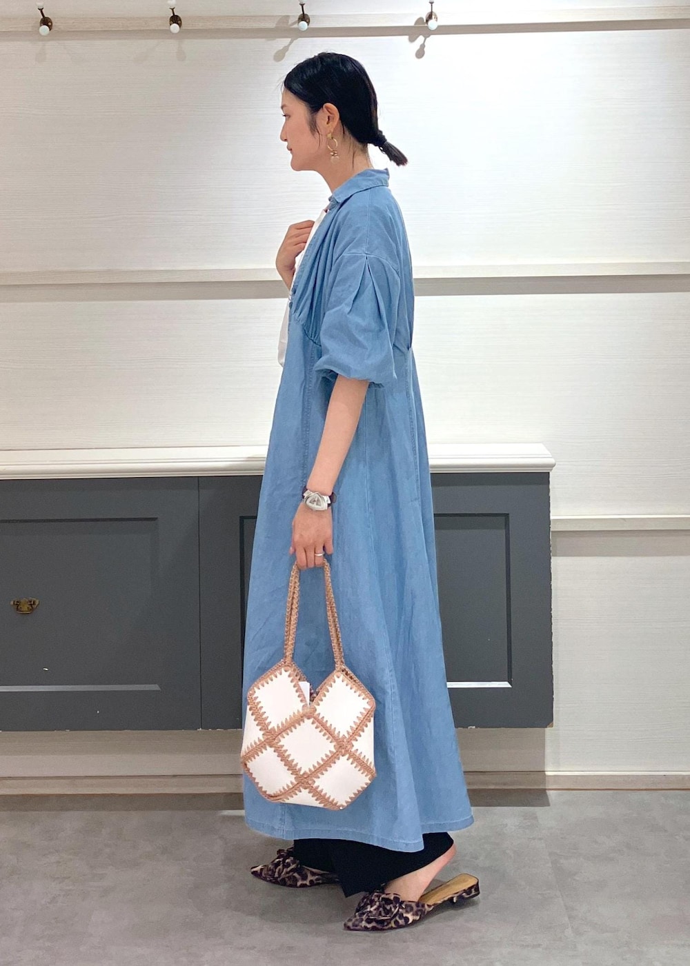 「ロゴ、ロゴTシャツ、VIS_TIMESALE、春のお仕事服_pickup、初夏コーデ、夏コーデ、お出かけコーデ、女子会コーデ、大人カジュアル、パンツスタイル、体型カバー、カジュアルコーデ、シンプルコーデ、VIS、ストレート」｜「Juzeのサテンリボンミュール（サンダル、その他）」を使った、mikusonvisさん（レディース・168cm）の春コーディネートの2枚目の写真