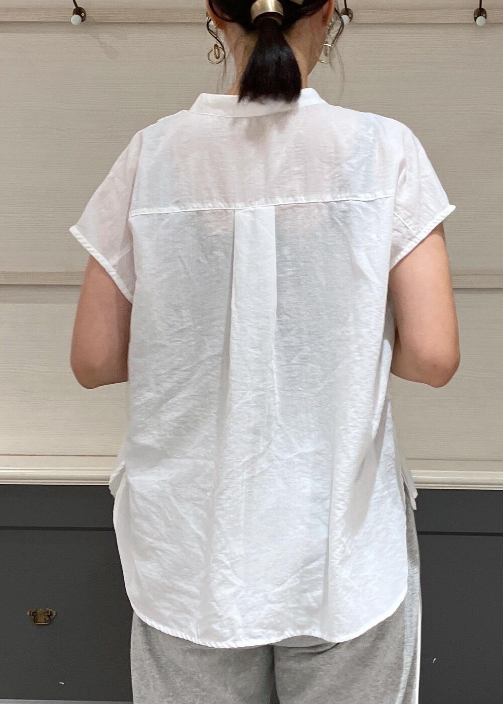 ホワイト系のシャツ/ブラウス、その他のキャミソール、グリーン系のショルダーバッグを着用したレディースの夏コーディネートの5枚目の写真