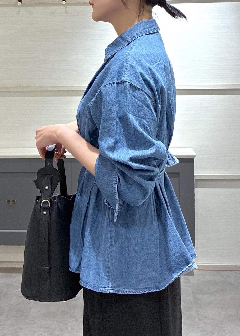 ブラック系のショルダーバッグ、ブラック系のローファー、ブラック系のキャミソールを着用したレディースの春コーディネートの9枚目の写真