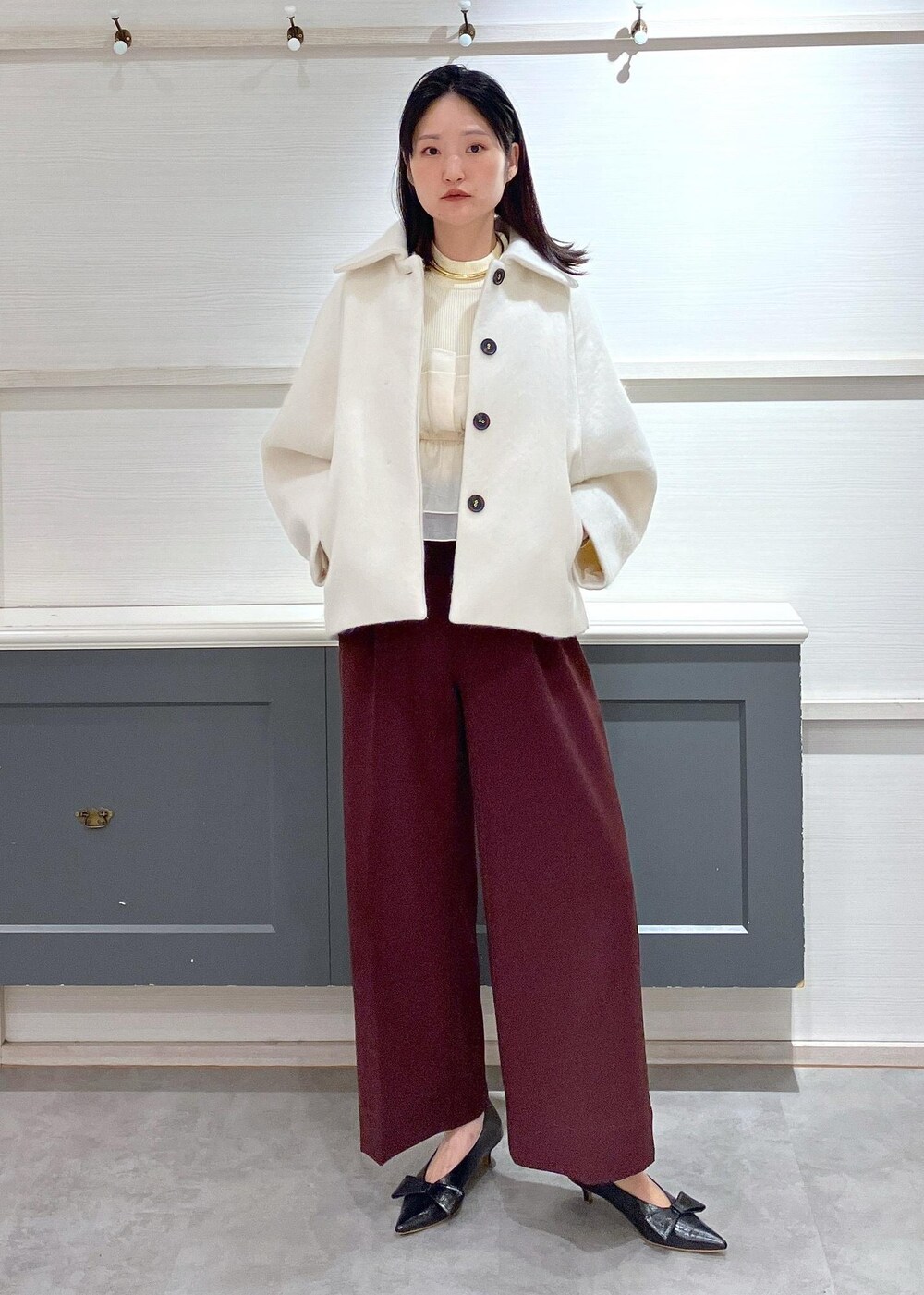 「初冬コーデ、デートコーデ、お出かけコーデ、大人カジュアル、パンツスタイル、きれいめコーデ、VIS、ストレート、イエベ秋、混合、高身長、トップス、ニット/セーター、キャミソール、ジャケット/アウター」｜「Juzeの【ご好評につき追加生産】ビッグリボンパンプス（パンプス、ブラック系）」を使った、mikusonvisさん（レディース・168cm）の秋コーディネートの4枚目の写真