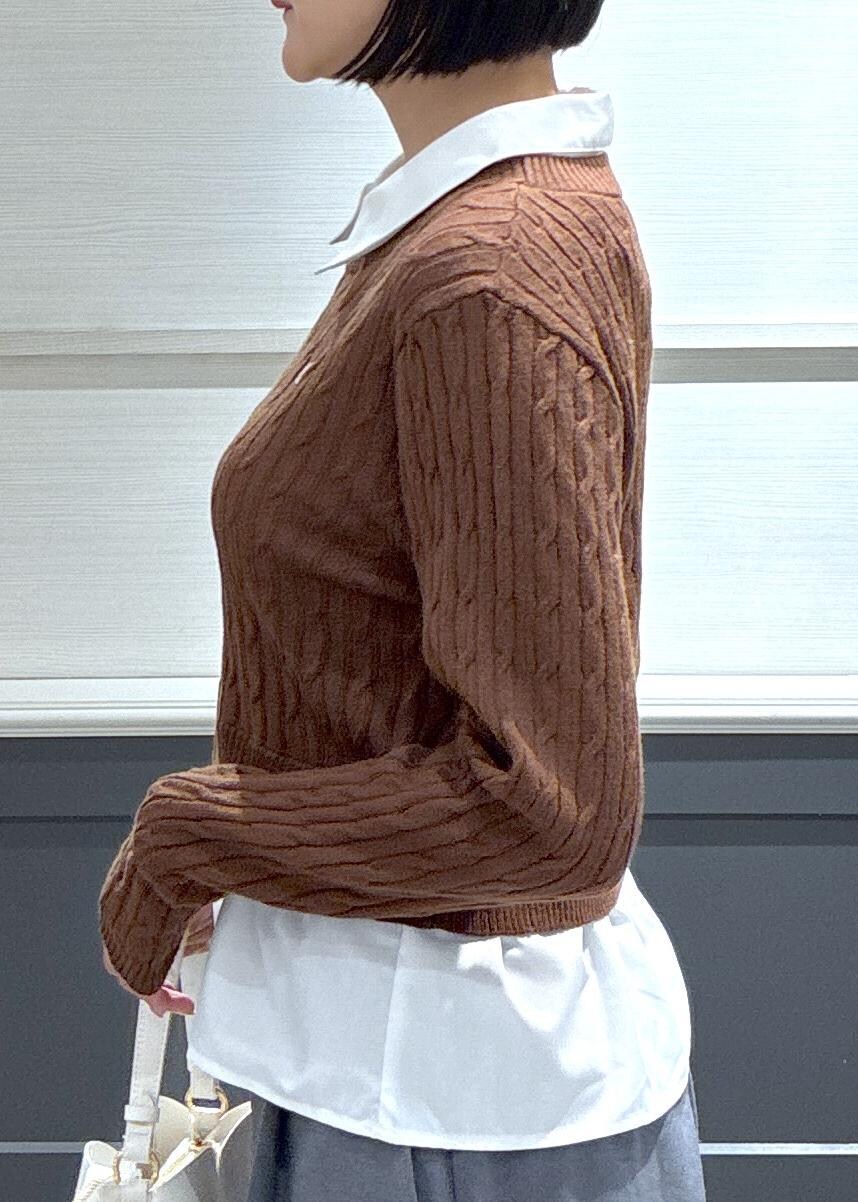 ホワイト系のショルダーバッグ、ホワイト系のキャミソール、その他のサンダルを着用したレディースの冬コーディネートの7枚目の写真