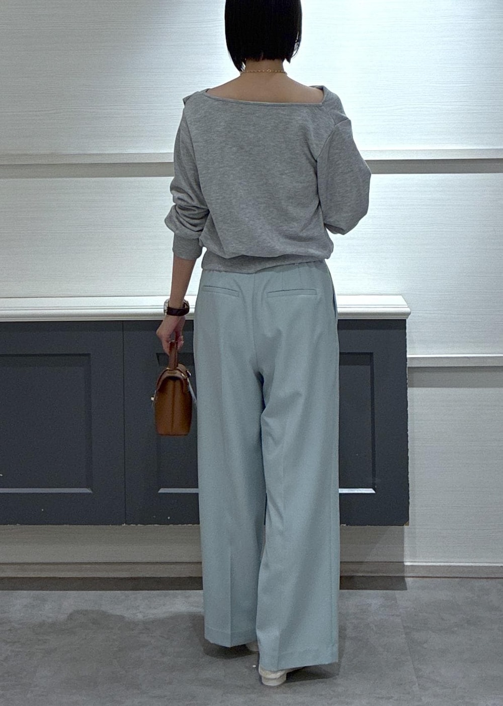 ホワイト系のパンプス、グリーン系のその他パンツ、イエロー系のショルダーバッグを着用したレディースの冬コーディネートの9枚目の写真